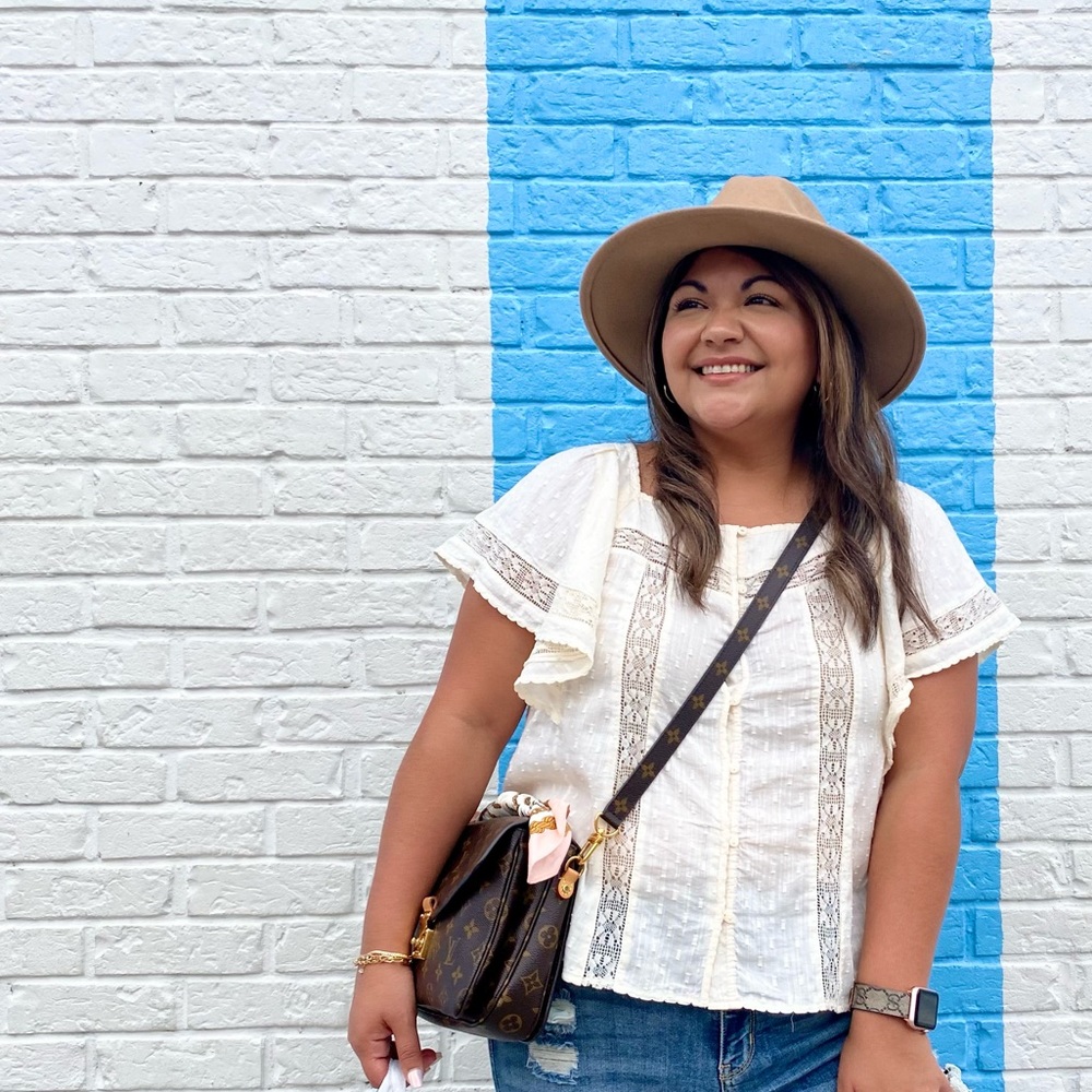 Meet your Posher, Monica